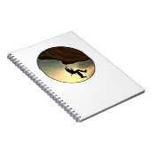 Man van bergbeklimmen bij zonsondergang notitieboek (Rechterzijde)