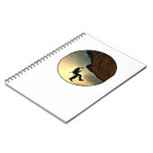 Man van bergbeklimmen bij zonsondergang notitieboek (Linkerzijde)