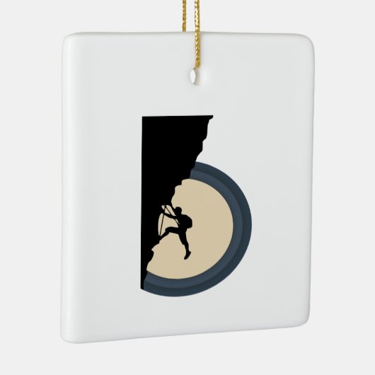 Man van de bergbeklimming in het nachtsilhouet keramisch ornament (Rechts)