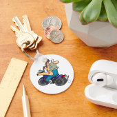 Man van de cartoon op een motorfiets Sleutelhanger