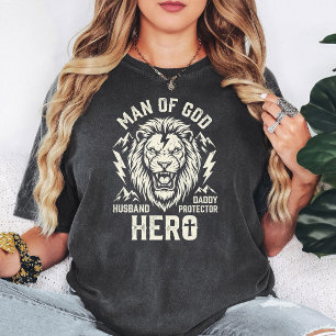 Man van God Leeuw Echtgenoot Papa Beschermer Held T-shirt