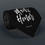 Man van Honor | Manuscript Style Gepersonaliseerd Stropdas<br><div class="desc">Het is niet jouw Maid of Honor. Maar je Man van eer. Laat hem op je speciale huwelijksdag staan met dit unieke stropdas. Het kenmerkt de woorden "Man van Eer"in een elegante tekst van de manuscriptstijl. Hieronder zie je zijn naam of initialen.</div>