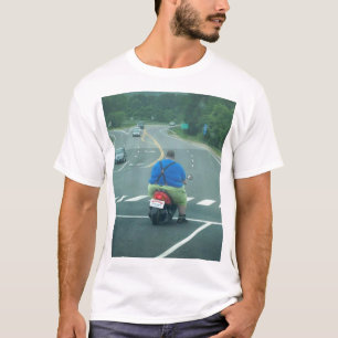 Man van vet op een bromfiets t-shirt