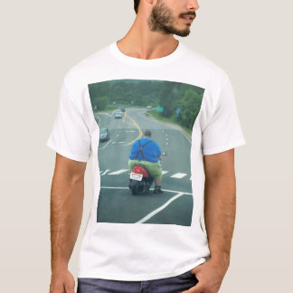 Man van vet op een bromfiets t-shirt