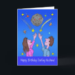 Man Verjaardag Cartoon Koppel Maan en Sterren Kaart<br><div class="desc">Dit is een komische kaart voor een vrouw om haar man op zijn verjaardag te geven. Het is een cartoon karikatuur van een verliefd stel dat naar boven gebaart naar de glimlachende maan en twinkelende sterren. Er komt een vallende ster langs elke kant van de maan. Ze kijken vol ontzag...</div>