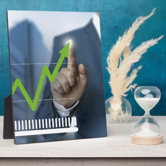 Man waarop het concept "aandelenkoers" is afgebeel fotoplaat (Zijkant)