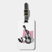 Man Wearing Beret Playing Acoustic Guitar Bagagelabel (Voorkant verticaal)