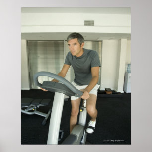 Man werkt uit in een gym 2 poster