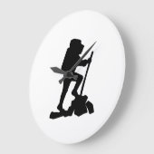 man zwart silhouet met een eenvoudige bergwandelaa grote klok (Hoek)