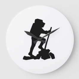 man zwart silhouet met een eenvoudige bergwandelaa grote klok