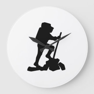 man zwart silhouet met een eenvoudige bergwandelaa grote klok