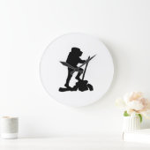 man zwart silhouet met een eenvoudige bergwandelaa grote klok (Huis)