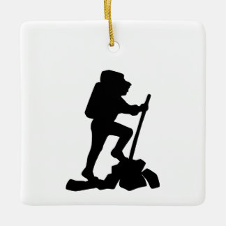 man zwart silhouet met een eenvoudige bergwandelaa keramisch ornament