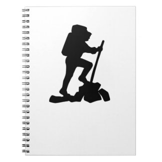 man zwart silhouet met een eenvoudige bergwandelaa notitieboek