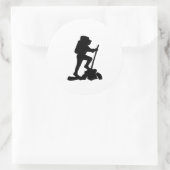 man zwart silhouet met een eenvoudige bergwandelaa ronde sticker (Tas)