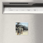 Managers van de militaire werkhond nemen een opte  magneet (Insitu (Vaatwasser))