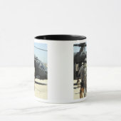 Managers van de militaire werkhond nemen een opte mok (Midden)