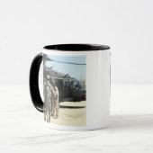 Managers van de militaire werkhond nemen een opte mok (Voorkant links)