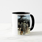 Managers van de militaire werkhond nemen een opte mok (Voorkant rechts)