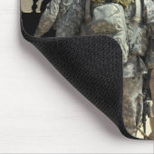 Managers van de militaire werkhond nemen een opte muismat (Hoek)