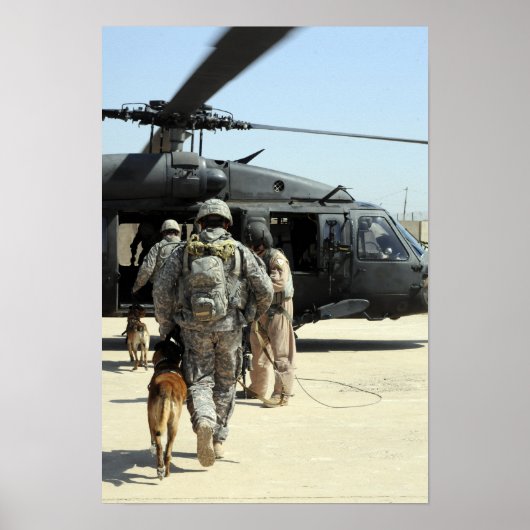 Managers van de militaire werkhond nemen een opte  poster (Voorkant)