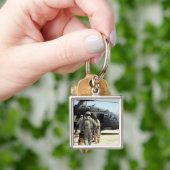 Managers van de militaire werkhond nemen een opte  sleutelhanger (Hand)