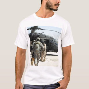 Managers van de militaire werkhond nemen een opte  t-shirt