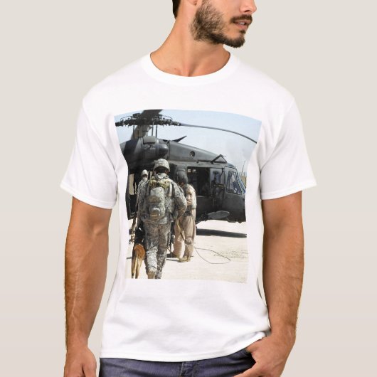 Managers van de militaire werkhond nemen een opte t-shirt (Voorkant)