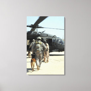 Managers van militaire werkhonden nemen een opte i canvas afdruk