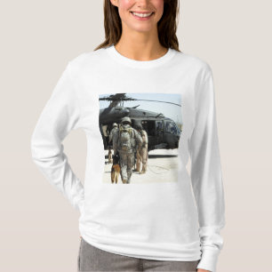 Managers van militaire werkhonden nemen een opte i t-shirt