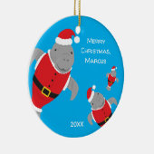 Manateeg in Santa Outfits Merry kerstnaam Keramisch Ornament (Rechts)