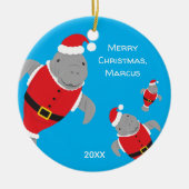 Manateeg in Santa Outfits Merry kerstnaam Keramisch Ornament (Voorkant)