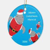 Manateeg in Santa Outfits Merry kerstnaam Keramisch Ornament (Links)