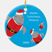 Manateeg in Santa Outfits Merry kerstnaam Keramisch Ornament (Achterkant)