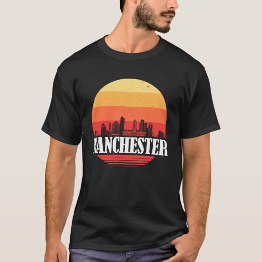 Manchester Skyline Zonsondergang in retro  stijl T-shirt (Voorkant)