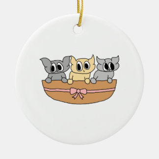 Mand met 3 Kittens, Cartoon. Keramisch Ornament