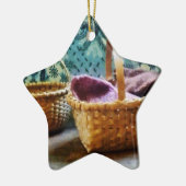 Mand met Breiwerk Keramisch Ornament (Links)