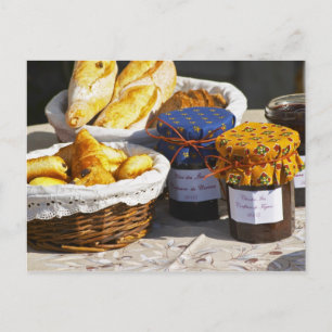 Mand met croissants en chocoladebroden. briefkaart