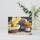 Mand met croissants en chocoladebroden. briefkaart (Staand voorkant)