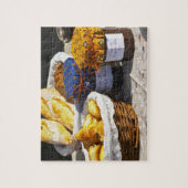 Mand met croissants en chocoladebroden. legpuzzel (Verticaal)