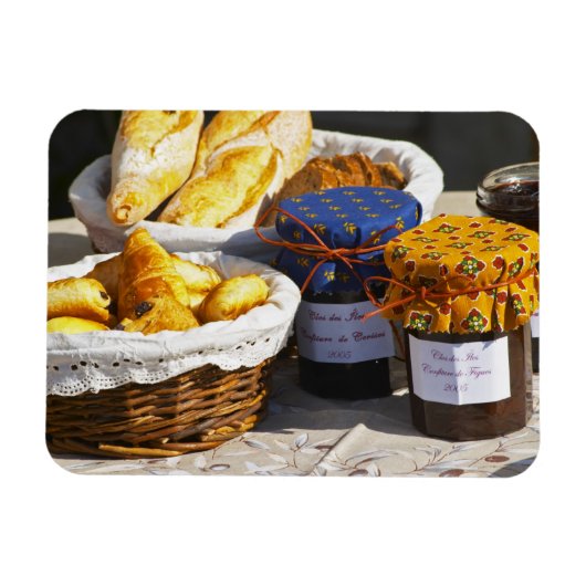 Mand met croissants en chocoladebroden. magneet (Horizontaal)