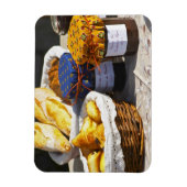 Mand met croissants en chocoladebroden. magneet (Verticaal)