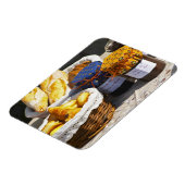 Mand met croissants en chocoladebroden. magneet (Linkerzijde)