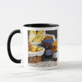 Mand met croissants en chocoladebroden. mok (Links)