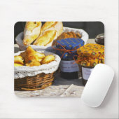 Mand met croissants en chocoladebroden. muismat (Met muis)