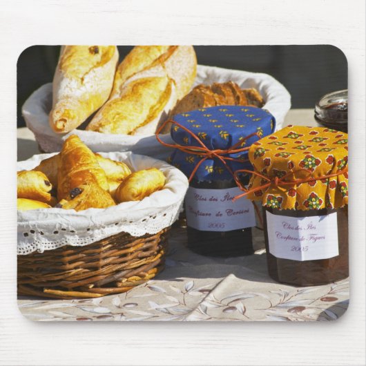 Mand met croissants en chocoladebroden. muismat (Voorkant)