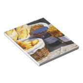 Mand met croissants en chocoladebroden. notitieblok (Schuin)