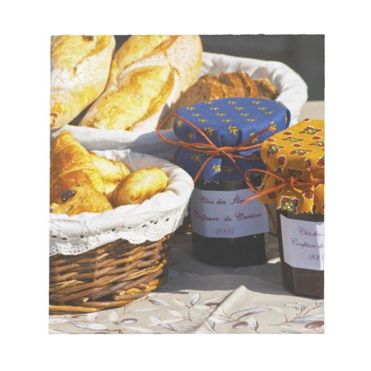 Mand met croissants en chocoladebroden. notitieblok (Voorkant)