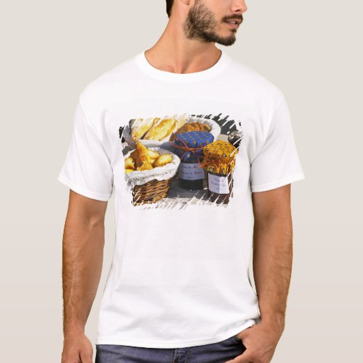 Mand met croissants en chocoladebroden. t-shirt (Voorkant)