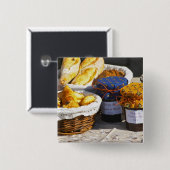 Mand met croissants en chocoladebroden. vierkante button 5,1 cm (Voorkant /achterkant)